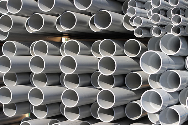 Canos de PVC empilhados