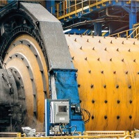 Moinho de esferas utilizado no processo de moagem da bauxita